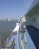 船デッキから新潟港を望む